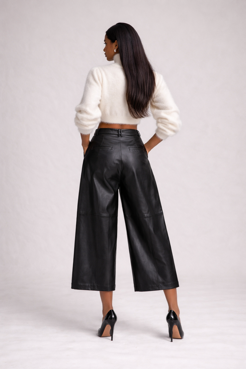 NIKÉ FAUX LEATHER COULETTE